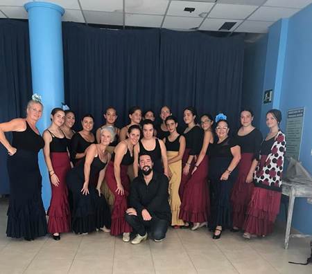 La imagen puede contener: 17 personas, incluidos Brenda Maria Ragel Navarro, Mari Luz Navarro Quiñones y Fernando Perez Serrano, personas sonriendo, personas de pie